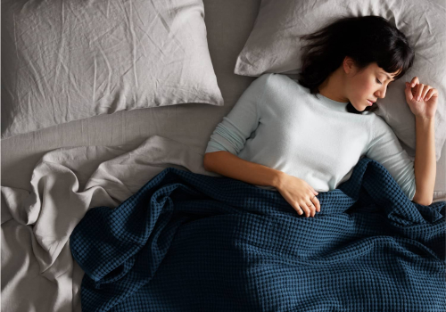 Mujer durmiendo sobre su cama